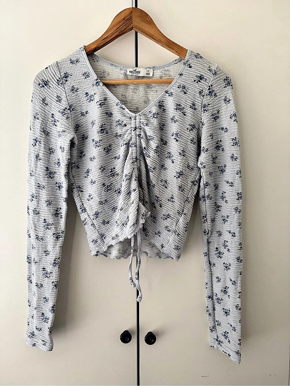 Hollister Floral Ruched Crop Top in White & Blue Size Small